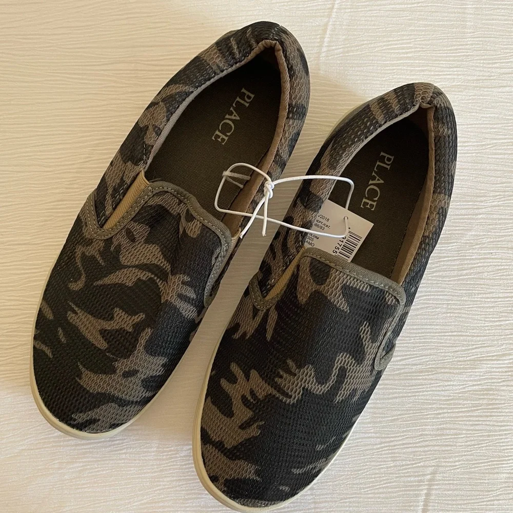 Boy slip on sneakers camouflage size 4